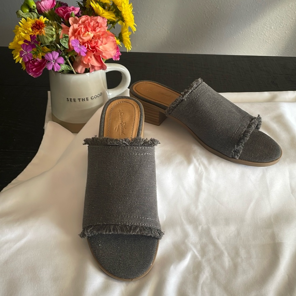 Universal Thread Goods Co Women’s Shoes Size 6.5 Gray Low Heel Slip On EUC